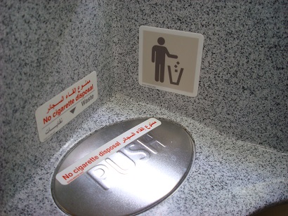 tempat sampah di toilet harus dilengkapi dengan alat pemadam otomatis